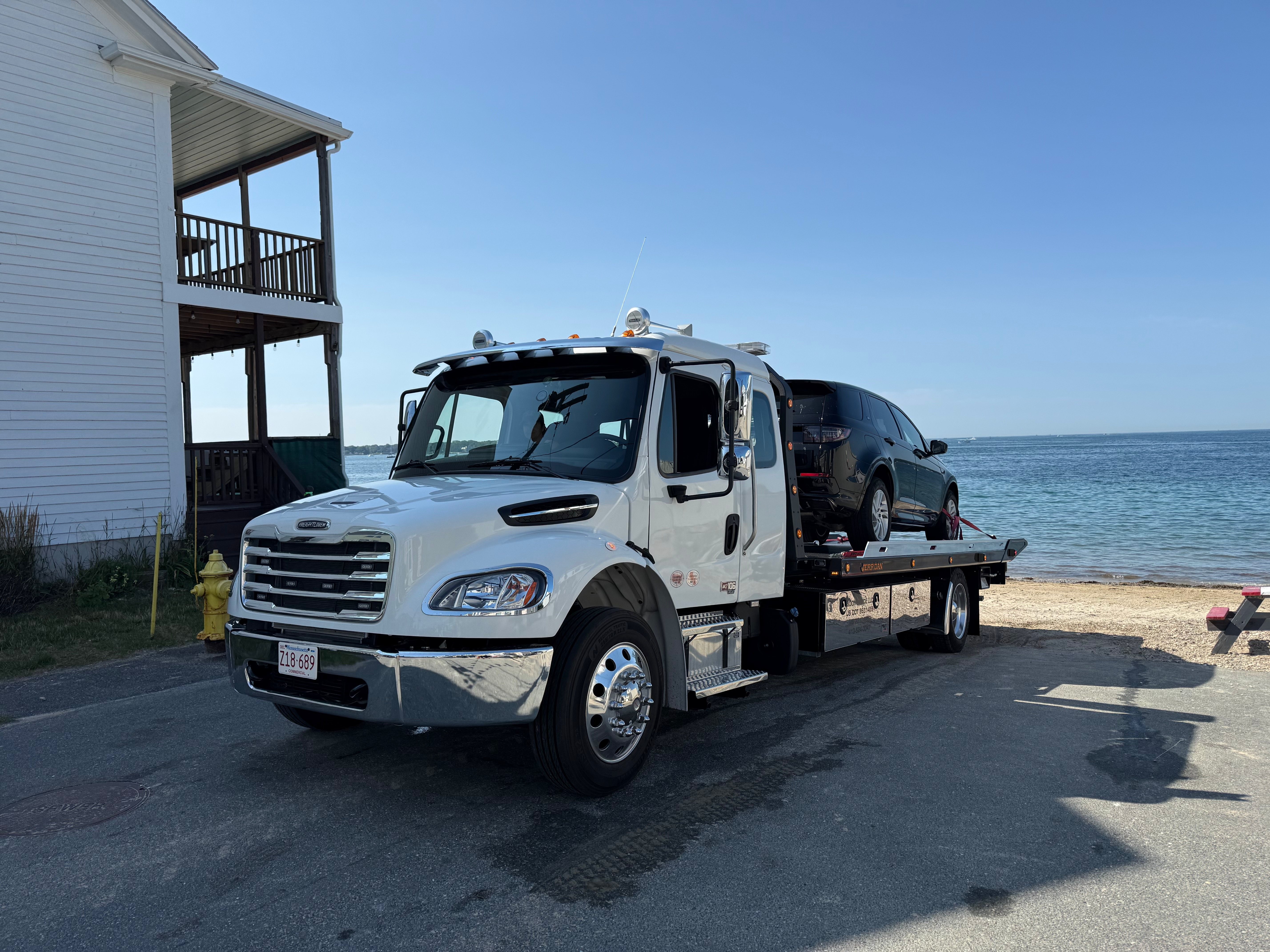 MUSE Towing truck on a service call by the water